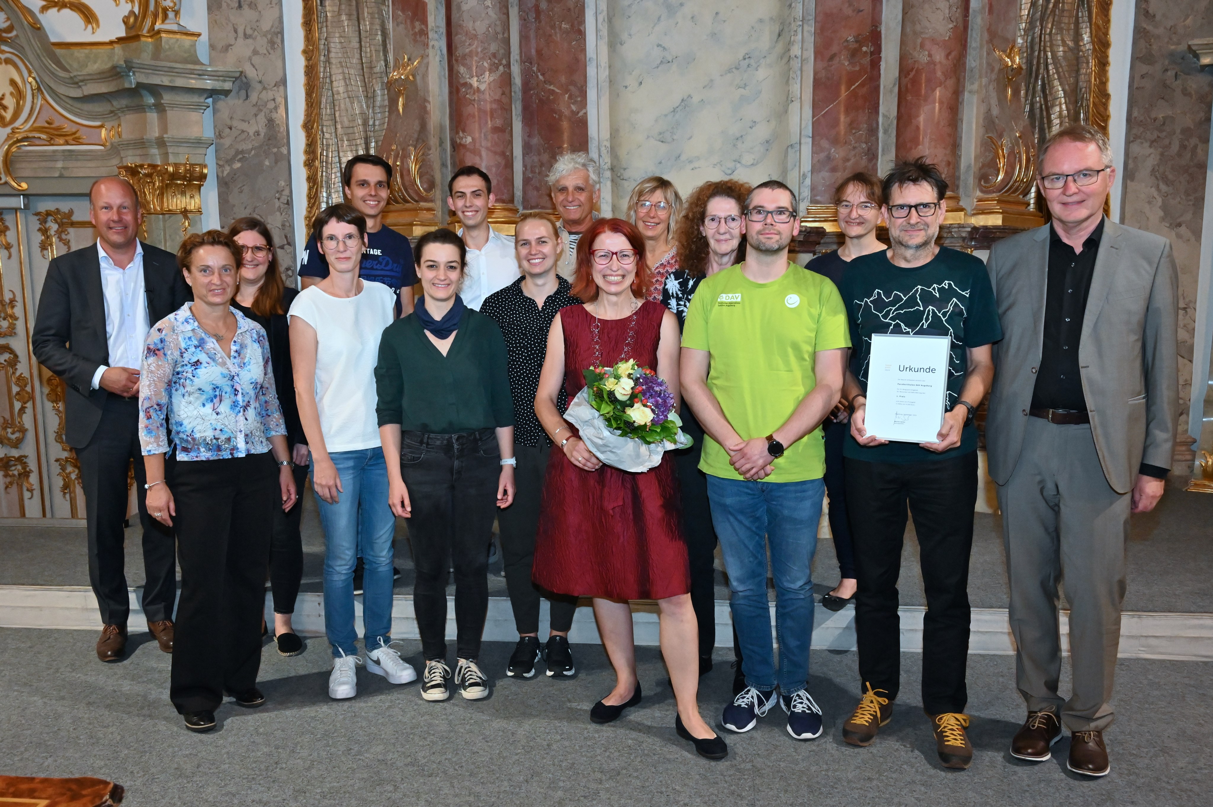 Bezirkstagspräsident Martin Sailer, die Gruppe ParaVertikalen mit Leiterin Alina Dajnowicz und der Laudator Volkmar Thumser - Foto: Andreas Lode