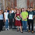 Bezirkstagspräsident Martin Sailer, die Gruppe ParaVertikalen mit Leiterin Alina Dajnowicz und der Laudator Volkmar Thumser - Foto: Andreas Lode