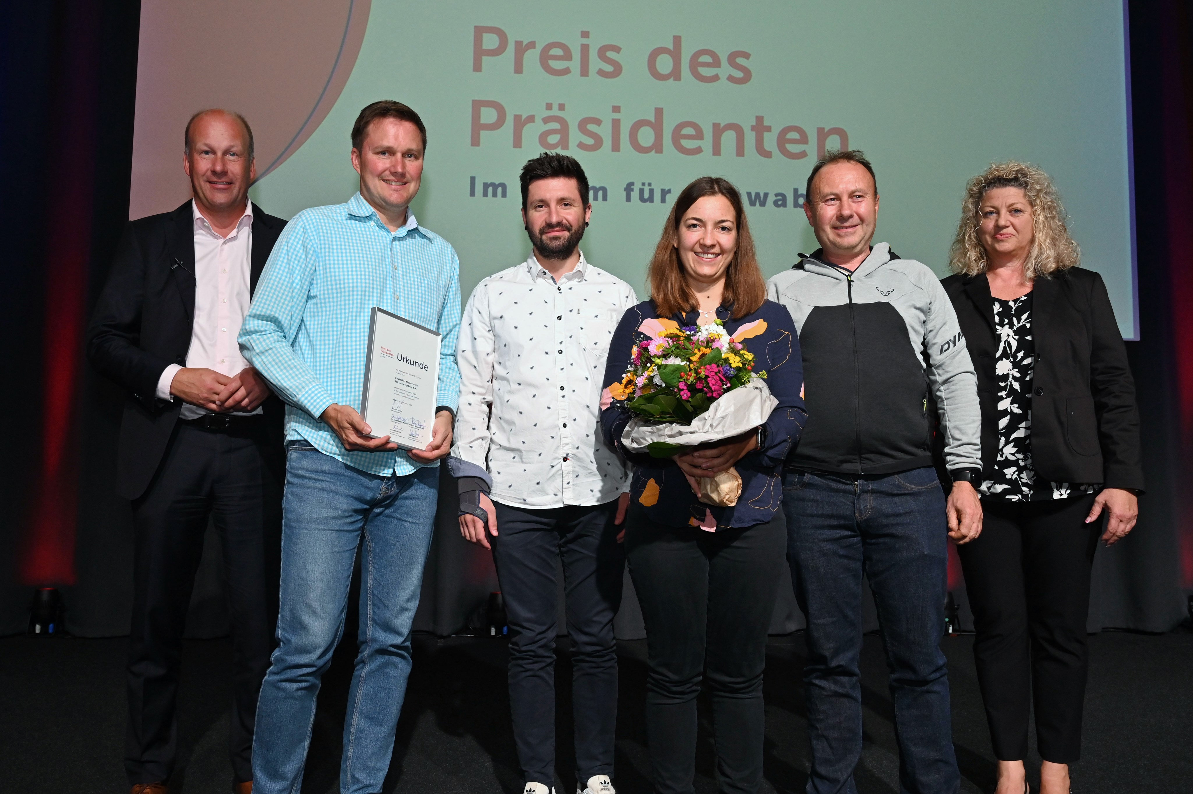 Vorbildliches Engagement für nachhaltigeren Bergsport: BTP Martin Sailer (l) und die Vorsitzende der Bayerischen Sportjugend im BLSV, Claudia Linke (r), zeichneten die DAV-Sektion Augsburg mit einem von zwei Preisen des Präsidenten aus. Foto: Andreas Lode