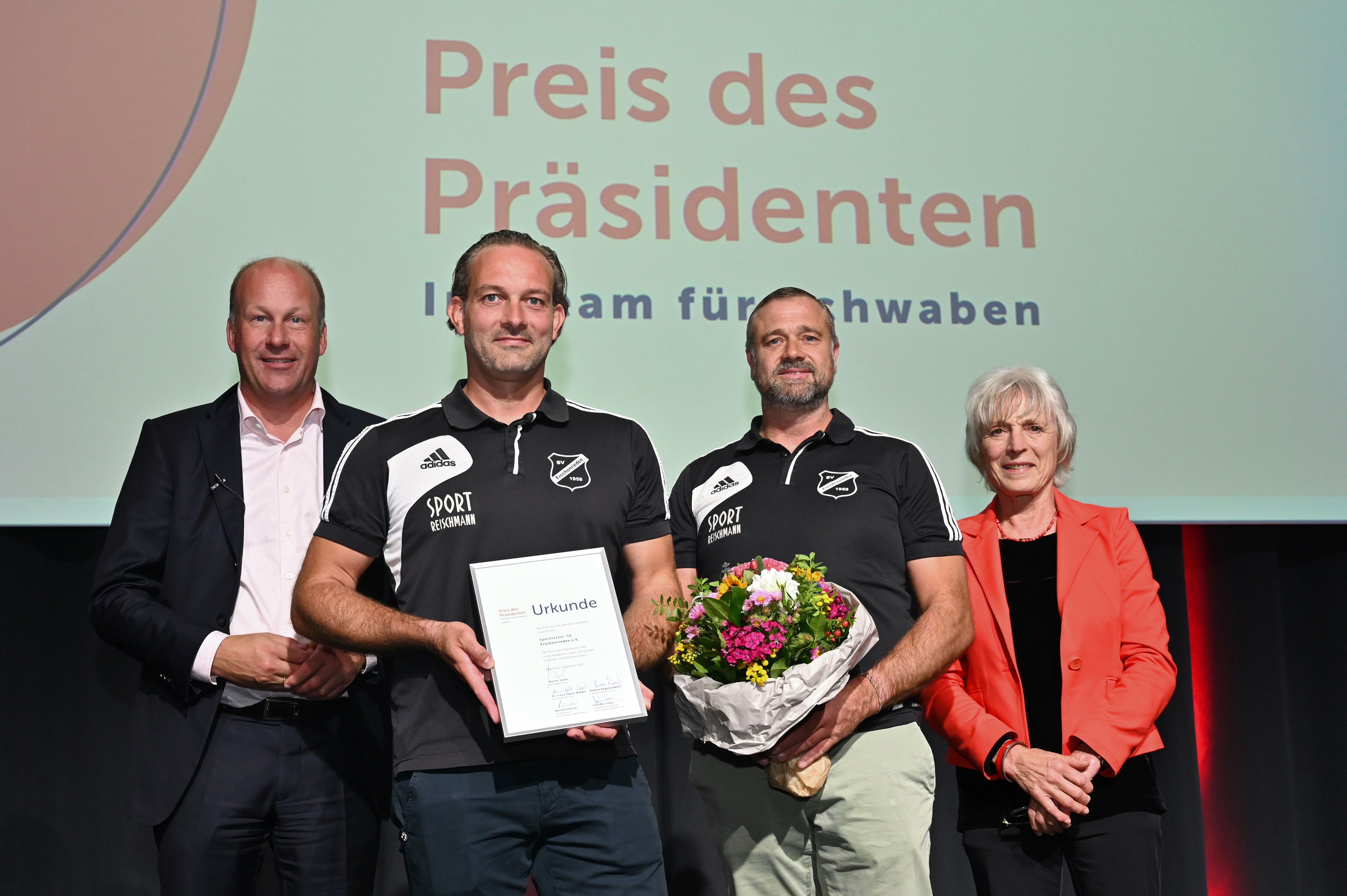 Für ein klimapositives Fußballstadion würdigten BTP Martin Sailer (links) und die Ex-Skirennläuferin Dr. Irene Epple-Waigel (rechts) den Sportverein ‘58 Frechenrieden mit dem Preis des Präsidenten. - Foto: Andreas Lode