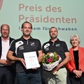 Für ein klimapositives Fußballstadion würdigten BTP Martin Sailer (links) und die Ex-Skirennläuferin Dr. Irene Epple-Waigel (rechts) den Sportverein ‘58 Frechenrieden mit dem Preis des Präsidenten. - Foto: Andreas Lode