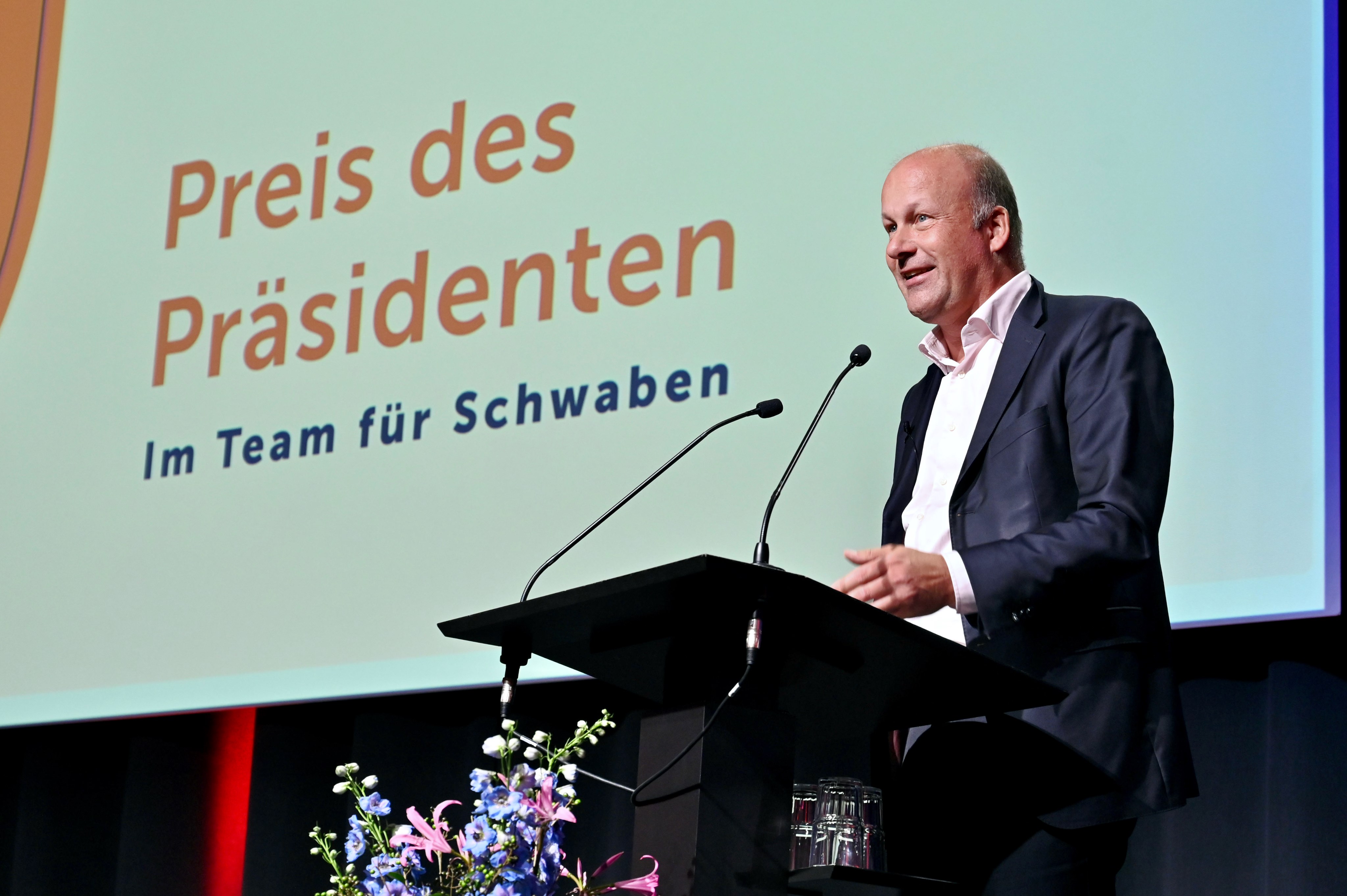 Bezirkstagspräsident Martin Sailer am Rednerpult bei der Preisverleihung Preis des Präsidenten 2023.
