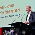 Bezirkstagspräsident Martin Sailer am Rednerpult bei der Preisverleihung "Preis des Präsidenten" 2023.