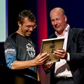 Preisverleihung "Preis des Präsidenten 2023": Bezirkstagspräsident Martin Sailer überreicht dem Preisträger eine Urkunde.