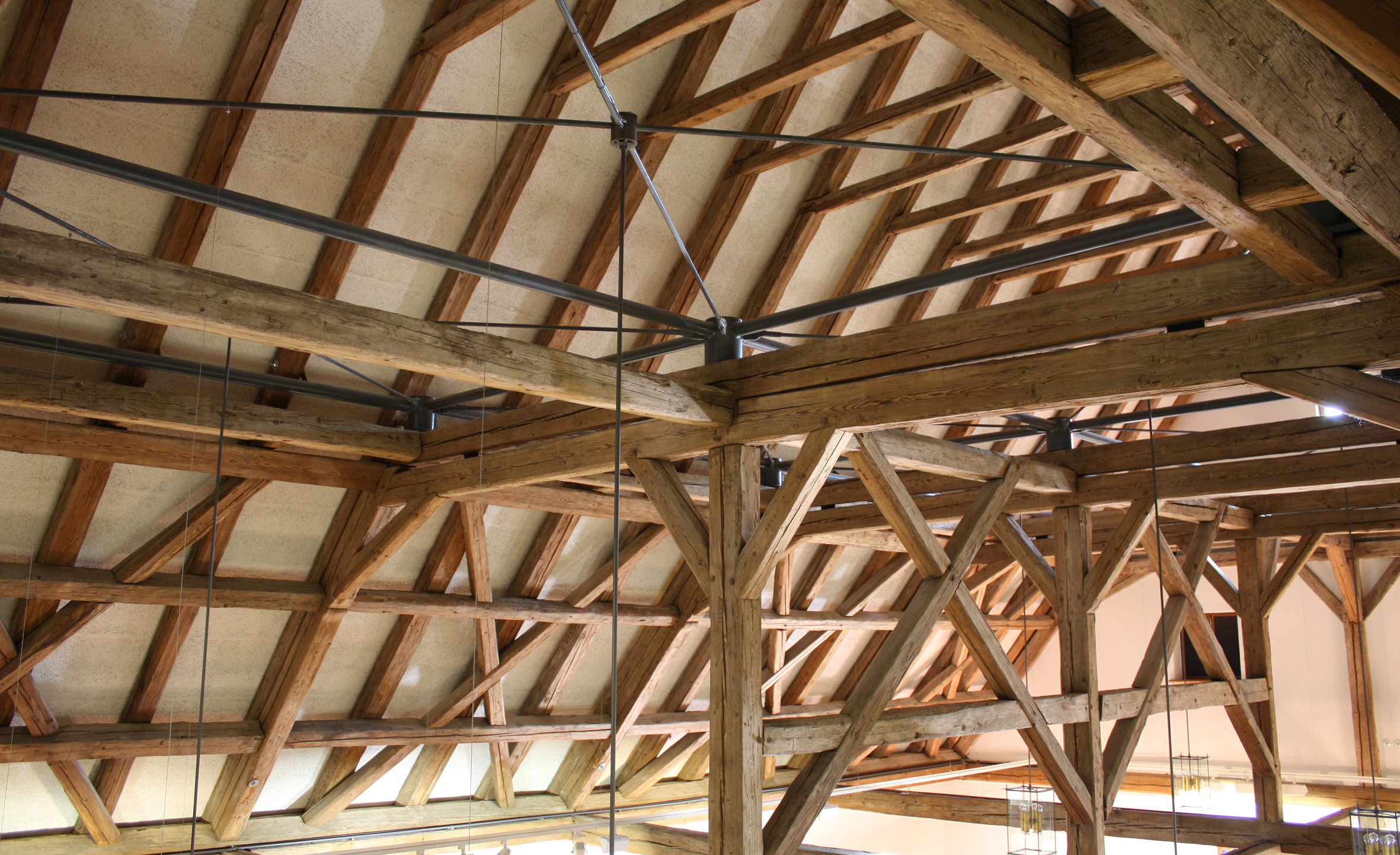 Blick in den beeindruckenden Dachstuhl des ehemaligen Stadels. Heute wird hier moderne Kunst präsentiert. - Foto: Barbara Magg, Museum Oberschönenfeld