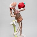 Woman I, Holzskulptur bemalt, 2018, des Kunstpreisträgeres von 2001 Terence Carr - Foto: Andreas Brücklmair