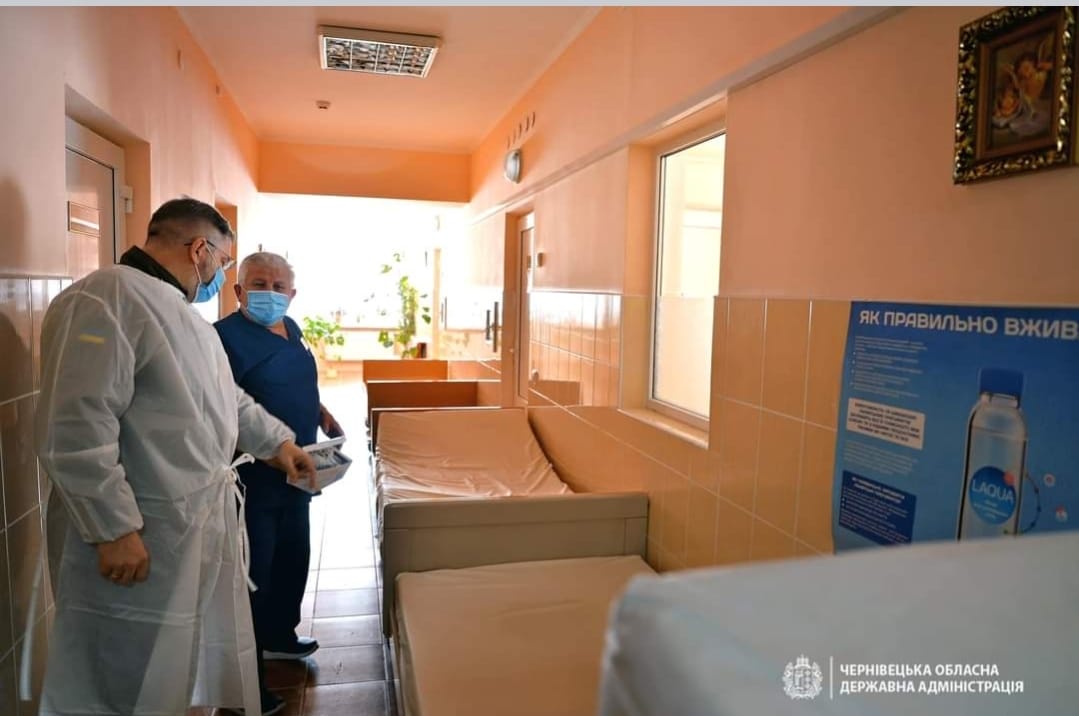 Krankenhausbetten kommen in Tscherniwzi an