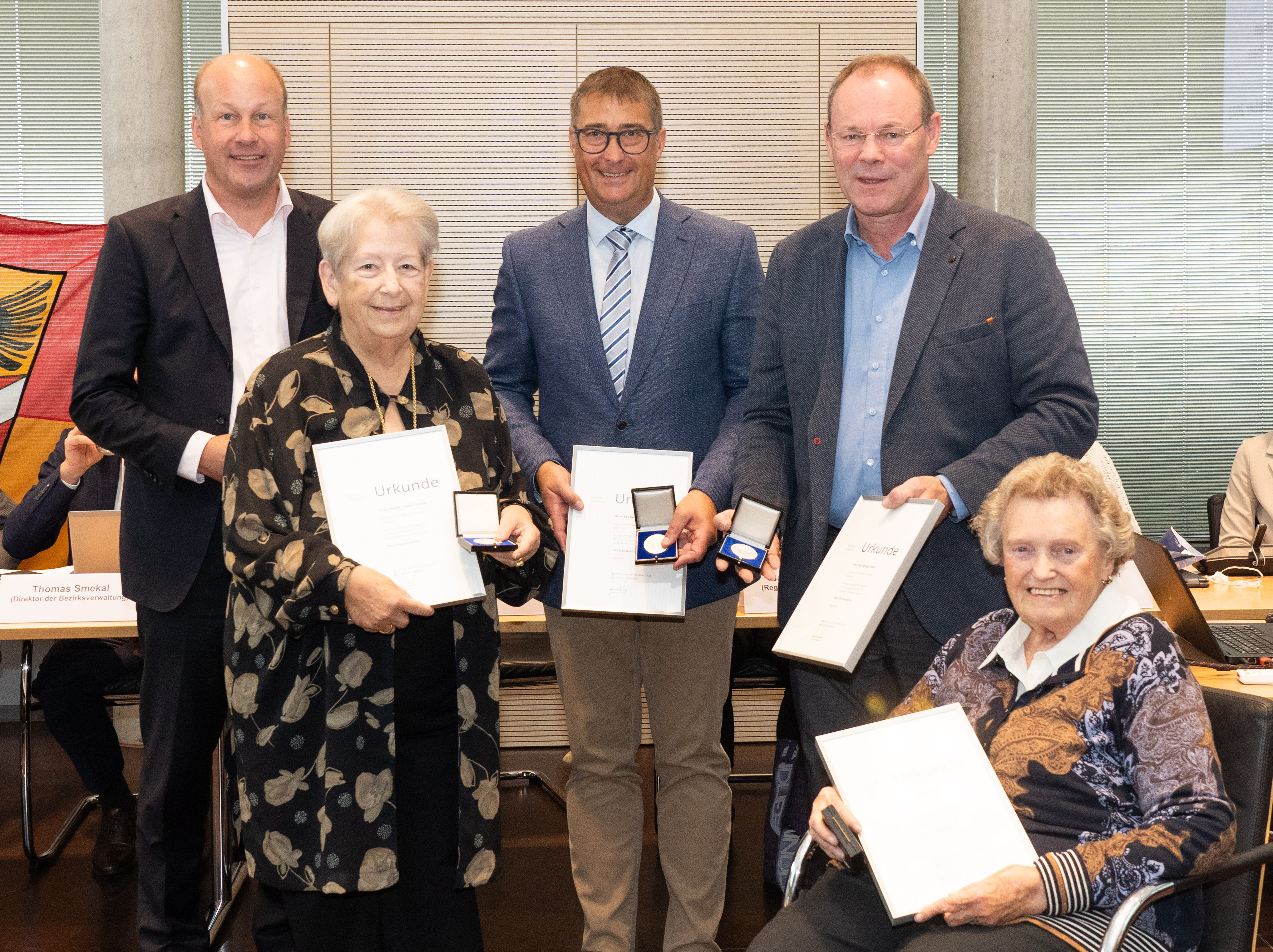 Ausgezeichnetes Engagement: Bezirk Schwaben verleiht vier Bürgerinnen und Bürgern die Bezirksmedaille