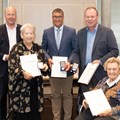 Für ihr berufliches und ehrenamtliches Engagement hat Bezirkstagspräsident Martin Sailer (ganz links) die Bezirksmedaille verliehen an (v.l.n.r.) Helga Treml-Sieder, Stefan Zott, Wolfgang Vater und Miriam Zeller. - Foto: Elisabeth Heisig