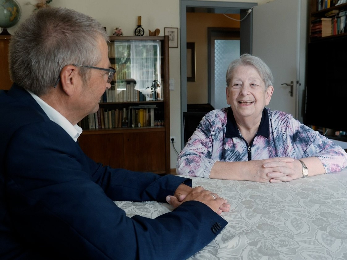 Helga Treml-Sieder erhielt die Bezirksmedaille in Anerkennung ihres Einsatzes für Kinder und Jugendliche mit Behinderungen. Hier im Gespräch mit dem Ehrenamtsbeauftragten des Bezirks Schwaben, Raimund Mittler.. - Foto: Bezirk Schwaben