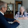 Helga Treml-Sieder erhielt die Bezirksmedaille in Anerkennung ihres Einsatzes für Kinder und Jugendliche mit Behinderungen. Hier im Gespräch mit dem Ehrenamtsbeauftragten des Bezirks Schwaben, Raimund Mittler.. - Foto: Bezirk Schwaben