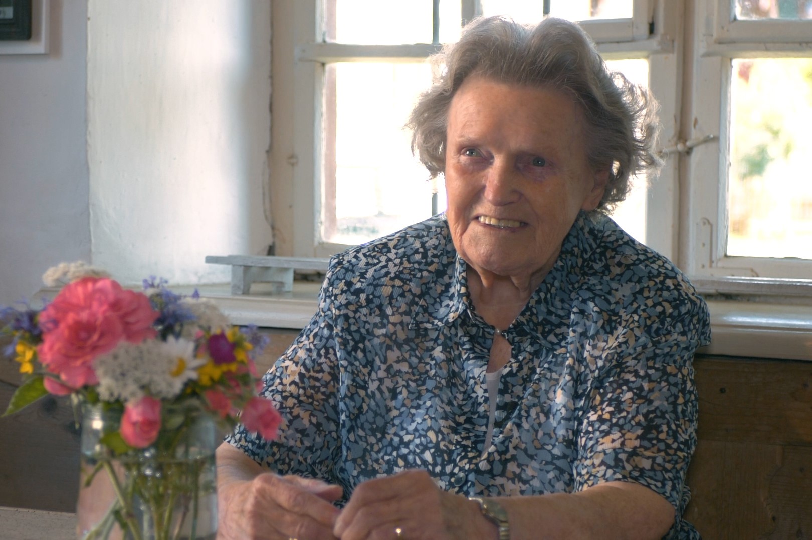 Miriam Zeller erhielt die Bezirksmedaille für ihre Verdienste um das Schwäbische Bauernhofmuseum Illerbeuren. - Foto: Bezirk Schwaben