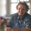 Miriam Zeller erhielt die Bezirksmedaille für ihre Verdienste um das Schwäbische Bauernhofmuseum Illerbeuren. - Foto: Bezirk Schwaben