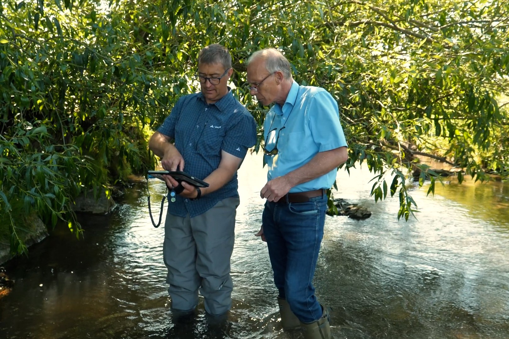 Stefan Zott erhielt die Bezirksmedaille für sein Engagement als Initiator der Initiative „ZusamFieber“. Hier im Gespräch mit Dr. Oliver Born, Leiter der Fischereifachberatung des Bezirks Schwaben. - Foto: Bezirk Schwaben