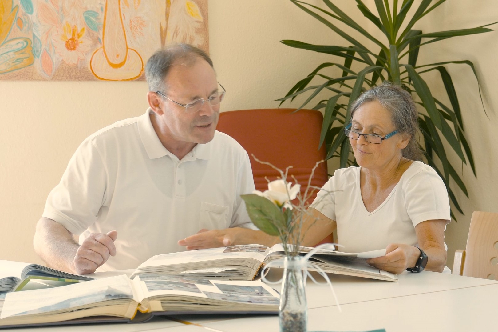 Wolfgang Vater erhielt die Bezirksmedaille für seinen Einsatz für ältere Menschen mit psychologischen Erkrankungen. Hier im Gespräch mit Gisela Roscher, Sozialpädagogin der der Blauen Blume Kaufbeuren. - Foto: Bezirk Schwaben