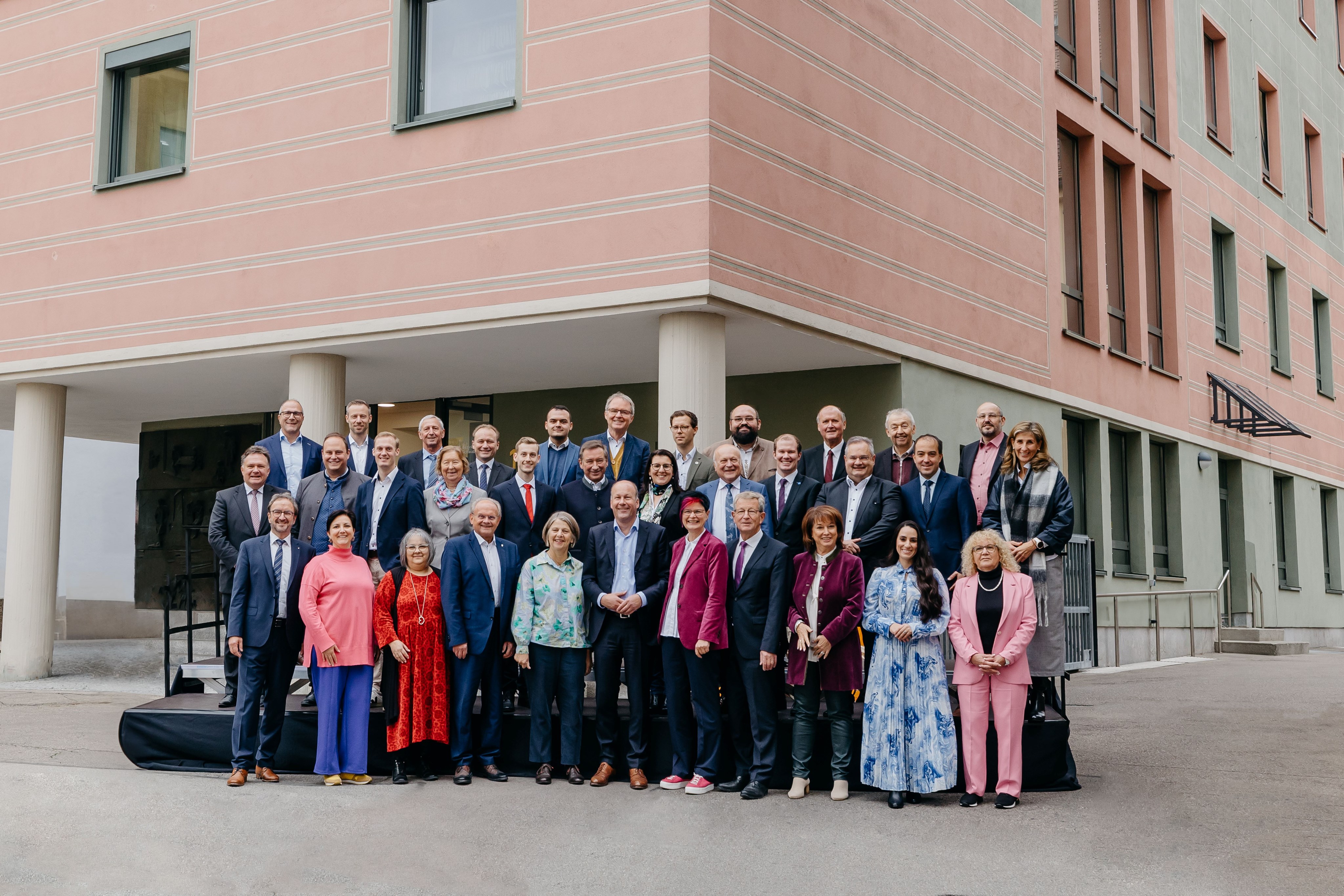 Gruppenbild der 34 Mitglieder des Bezirkstags von Schwaben, aufgenommen vor dem Gebäude der Hauptverwaltung des Bezirks Schwaben in Augsburg