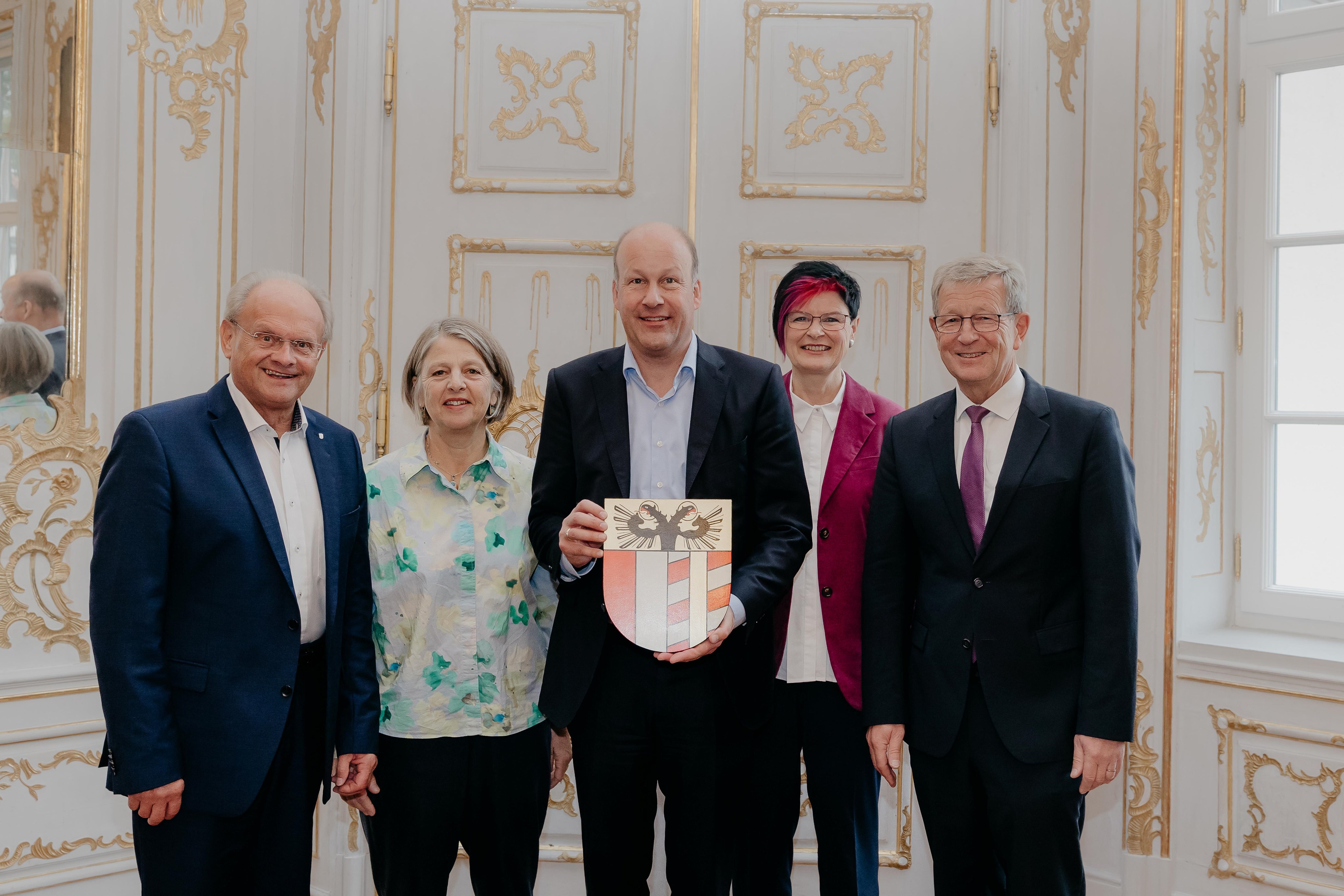 die 5 Präsidiumsmitglieder, Bezirkstagspräsident Sailer hält Wappen