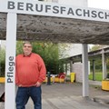 Jan Teichert leitet seit etwa 100 Tagen die Berufsfachschule für Pflege der Bezirkskliniken Schwaben am Bezirkskrankenhaus (BKH) Günzburg. - Foto: Georg Schalk, Bezirkskliniken Schwaben