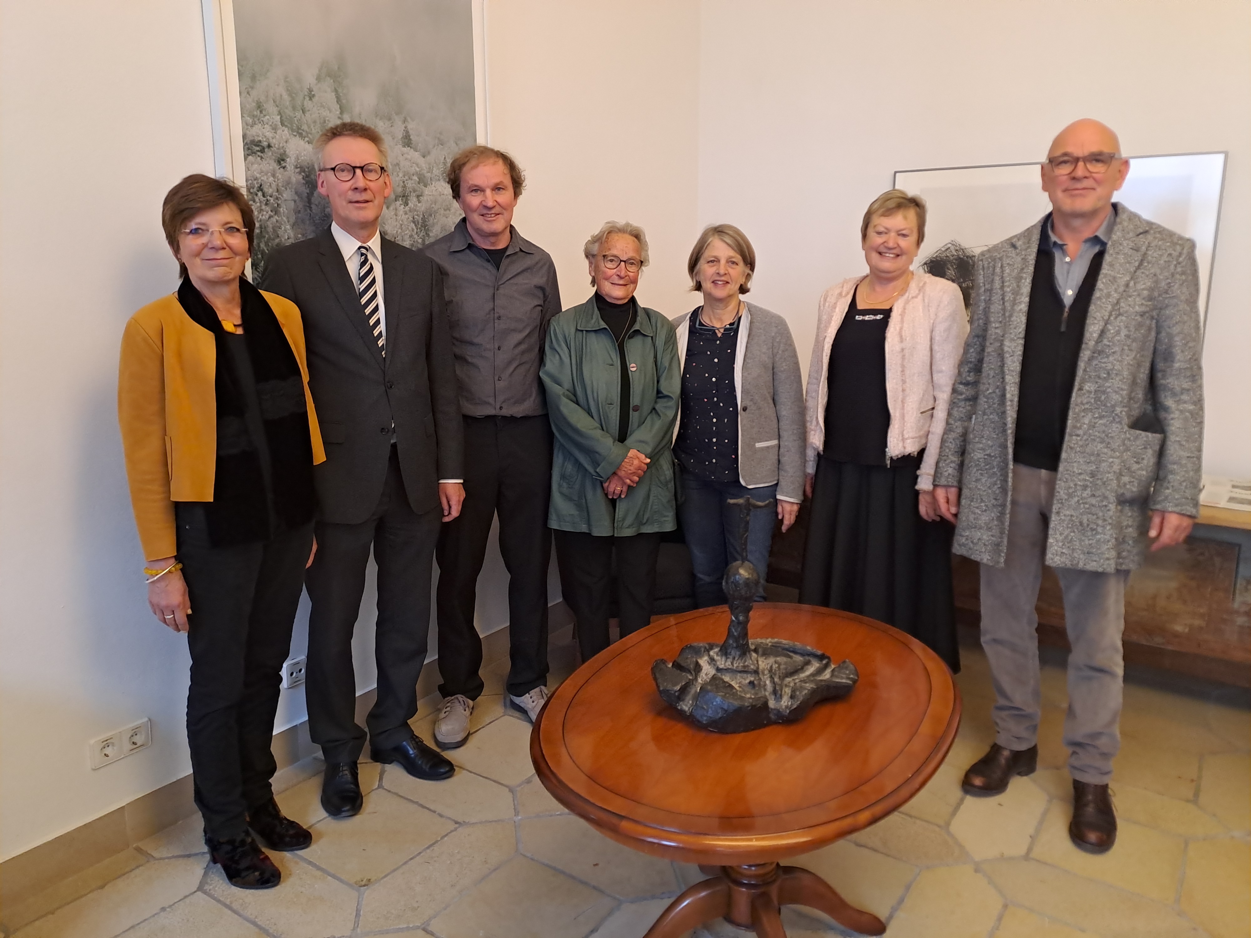 Wertvolle Familiengabe: Schwäbisches Bildungszentrum erhält Wachsmodell des „Euthanasie“-Denkmals von Martin Wank
