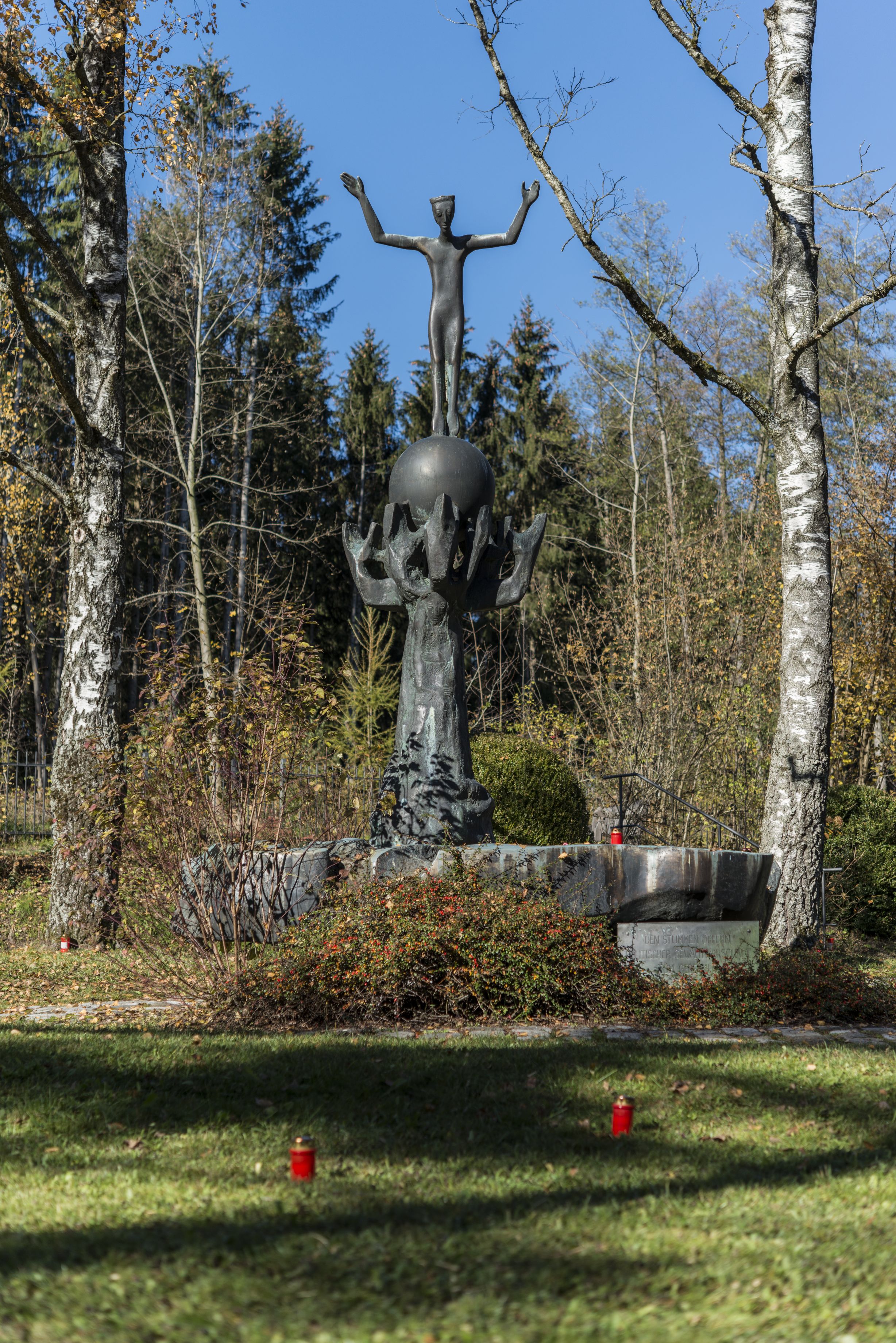 Das „Euthanasie“-Mahnmal von Martin Wank auf dem Irseer Anstaltsfriedhof; Foto: Achim Bunz