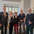 Helga Ruther (Mitte) mit Werkleiter Dr. Stefan Raueiser, Restaurant- und Serviceleiterin Christiane Breidenbach, Personalratsvorsitzendem Peter Zedelmayr und dem ehemaligen Leiter von Kloster Irsee, Dr. Rainer Jehl (v.l.n.r.).  - Foto: Claudia Blank