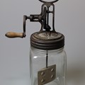 Solche Rührbuttergläser verhalfen früher in vielen Haushalten kleine Mengen frischer Milch zu Butter zu verarbeiten. Dieses Exemplar (um 1900) steht in der Dauerausstellung „Tradition und Umbruch“ im Museum Oberschönenfeld. - Foto Barbara Magg