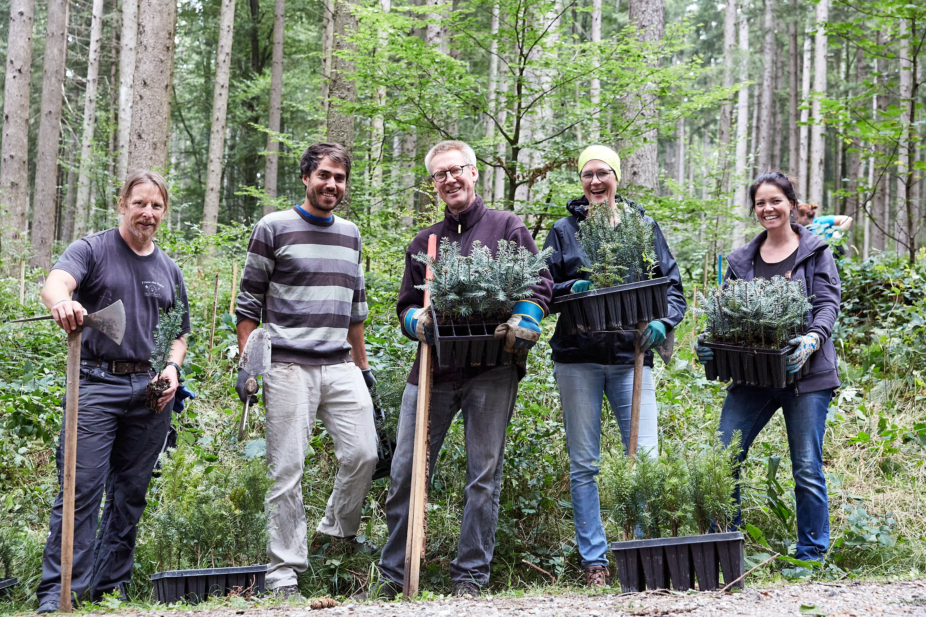 Wald-Pflanz- und Aufforstungstag am 30.09.2023 in Betzigau mit (v.l.n.r.) Harald Hölzle (Objektleiter Psychosomatische Privatklinik Bad Grönenbach), Sebastian Hartmann (eza!, Bereichsleiter Unternehmen), Dr. Stefan Raueiser (Werkleiter Schwäbisches Bildungszentrum Irsee), Anne Haggenmüller und Tabea Karl-Wörner (Lehrerinnen und Klimateam Hildegardis Gymnasium Kempten). In der Endabrechnung wurden rund 1.000 Bäume gepflanzt