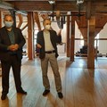 Besuch in der Ausstellung „Menschen, Mühlen, Moldauklöster“ (von links): Bürgermeister Valentin Hlopina, Dmitriu Penteleichuk, Serhij Lukanjuk, Christina Eiden - Foto: Katharina Haberkorn, Bezirk Schwaben
