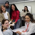 Emily Schickling (im Bett), Ruth Heinlein, Stefan Hammer, Melisa Islamovic, Angeletti Marilu und Mavsuna Bobojonova (v. l.) machen nächstes Jahr ihren Abschluss zur Pflegefachfrau/zum Pflegefachmann. Alle wollen in dem Beruf bleiben. - Foto: Georg Schalk