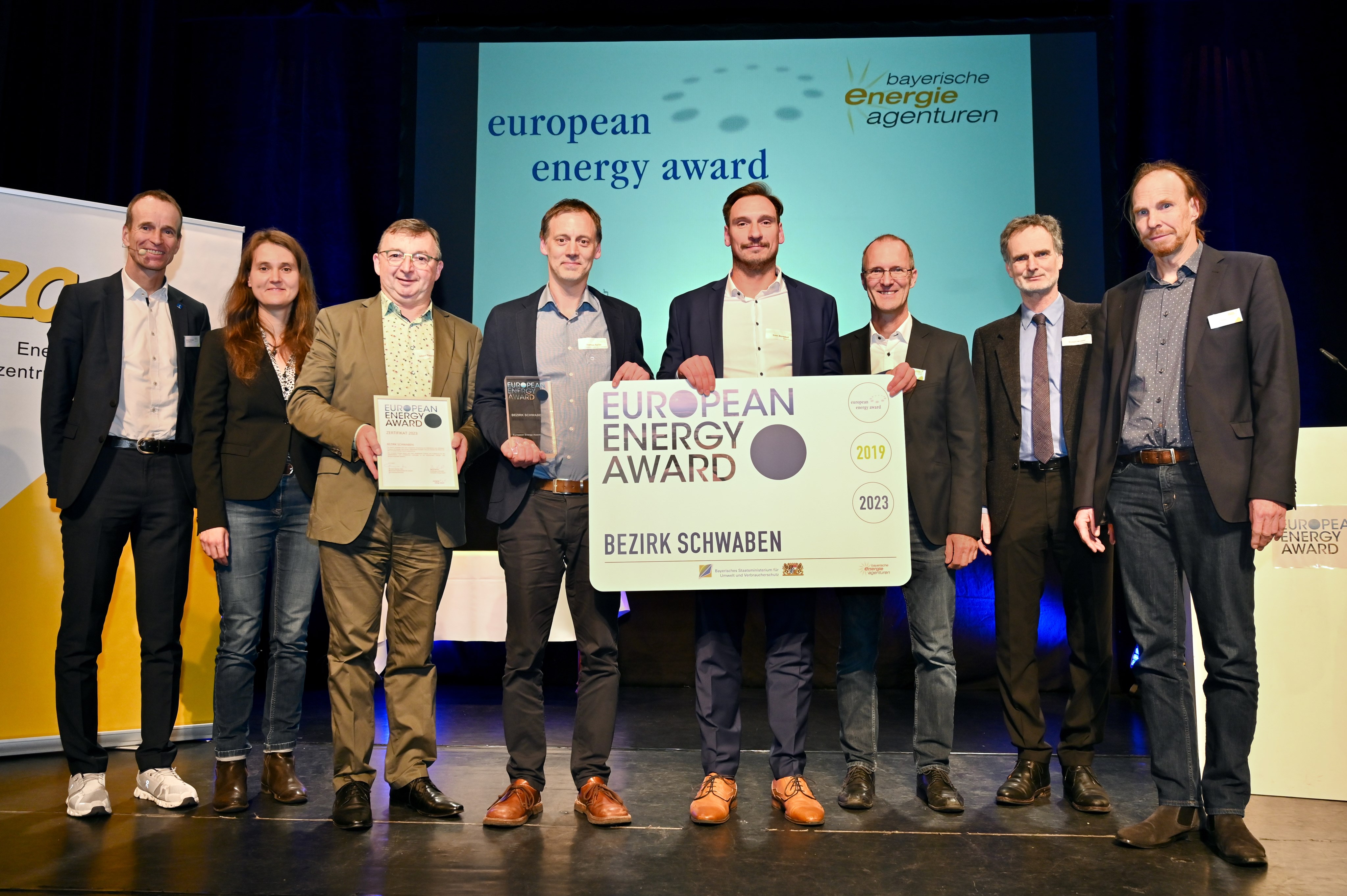 Martin Sambale (Geschäftsführer der eza!), Dr. Mady Olonscheck (Bundesgeschäftsstelle European Climate Adaptation Award), Albert Riedelsheimer (Stadtrat und 3. Bürgermeister in Donauwörth), Thomas Sailer (Umwelt- und Energiereferent des Bezirks Schwaben), Sven Borsdorf (Mitarbeiter SG53 Umwelt und Energie beim Bezirk Schwaben), Dr. Hans-Jörg Barth (Bereichsleiter eza!-Klimaschutz), Robert Winkler (Ministerialdirigent Bayerische Staatsministerium für Umwelt- und Verbraucherschutz), Dr. Thorsten Böhm (Klimaschutzberater der eza!).