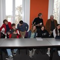 Schüler/-innen des Jakob-Brucker-Gymnasiums und der BFS für Pflege am BKH KF mit P. Schweizer-Martinschek (Historisches Archiv), Lehrer D. Krieger, Künstler A. Knitz und Prof. Dr. M. v. Cranach (ehem. Ärztl. Direktor BKH KF).  - Foto: Georg Schalk