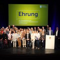 Der stv. Gesamtpersonalratsvorsitzende Franz Hörmann, Gesamtpersonalratsvorsitzender Wolfgang Heinlein, Vorstandsvorsitzender Stefan Brunhuber (alle KU) und BTP Martin Sailer (v. r.) mit den Jubilaren aus Günzburg. - Foto: Georg Schalk