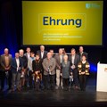 Bezirkstagspräsident Martin Sailer und Personalratsvorsitzende Angelika Fritz (beide rechts) mit den Jubilaren der Bezirksverwaltung. - Foto: Georg Schalk, Bezirkskliniken Schwaben