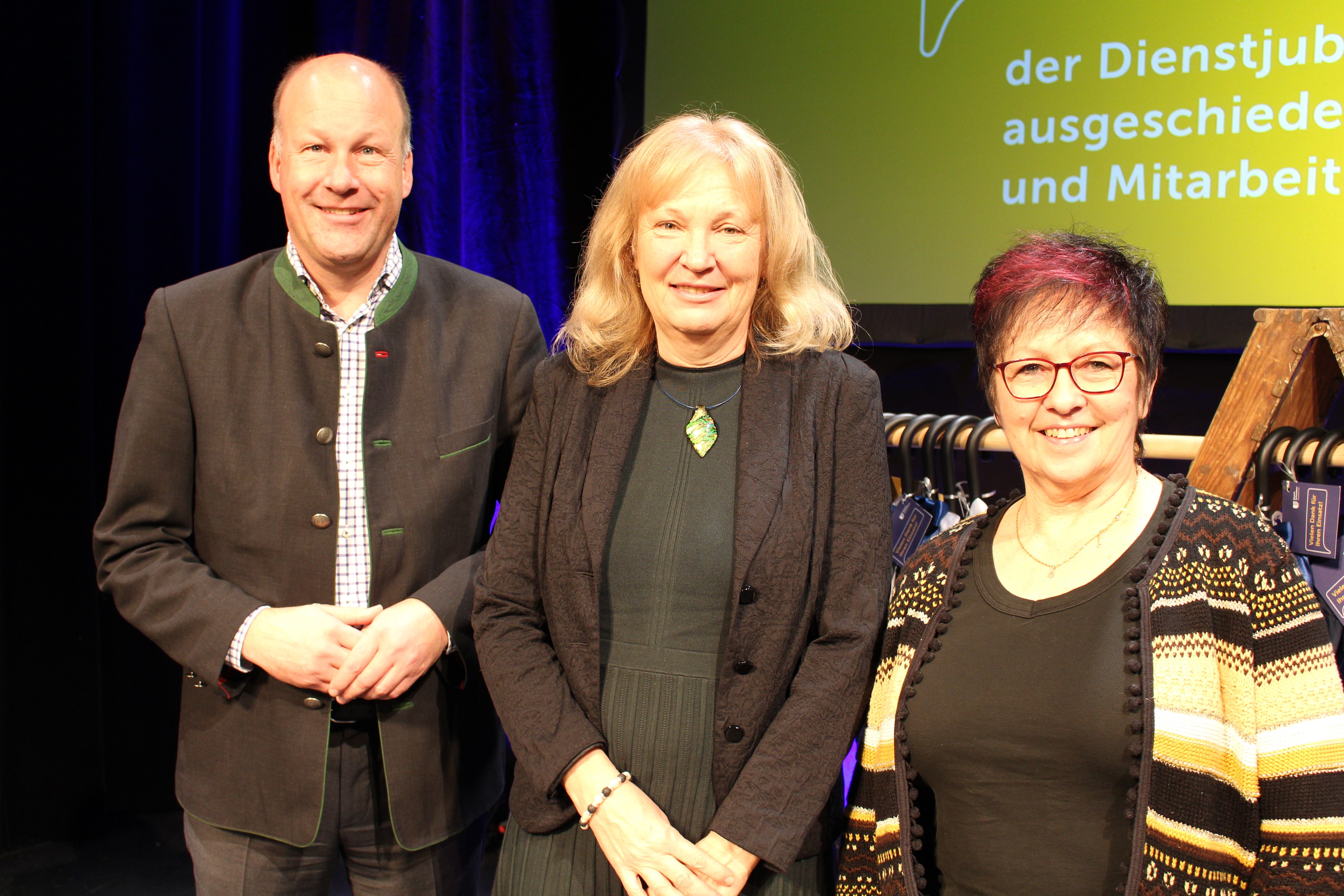 Claudia Wagner (Verein Schwabenhilfe; Mitte) wurde für ihr 40-jähriges Dienstjubiläum von Bezirkstagspräsident Martin Sailer und der Personalratsvorsitzenden Angelika Fritz geehrt. - Foto: Georg Schalk, Bezirkskliniken Schwaben