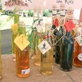 Mehrere Flaschen mit Likör auf einem Tisch