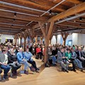 Publikum in der Nördlinger Schranne bei der Auftaktveranstaltung mit Amelie Fried im diesjährigen Literaturfestival - Foto: Sylvia Heudecker, Schwabenakademie Irsee