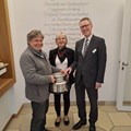 (v.l.n.r.): Edelbrandsommelier Erwin Schuster, Restaurantleiterin Christiane Breidenbach und der Werkleiter von Kloster Irsee, Dr. Stefan Raueiser, bei der Übergabe des Quitten-Brands. - Foto: Iris Kleinheinz, Schwäbisches Bildungszentrum Irsee