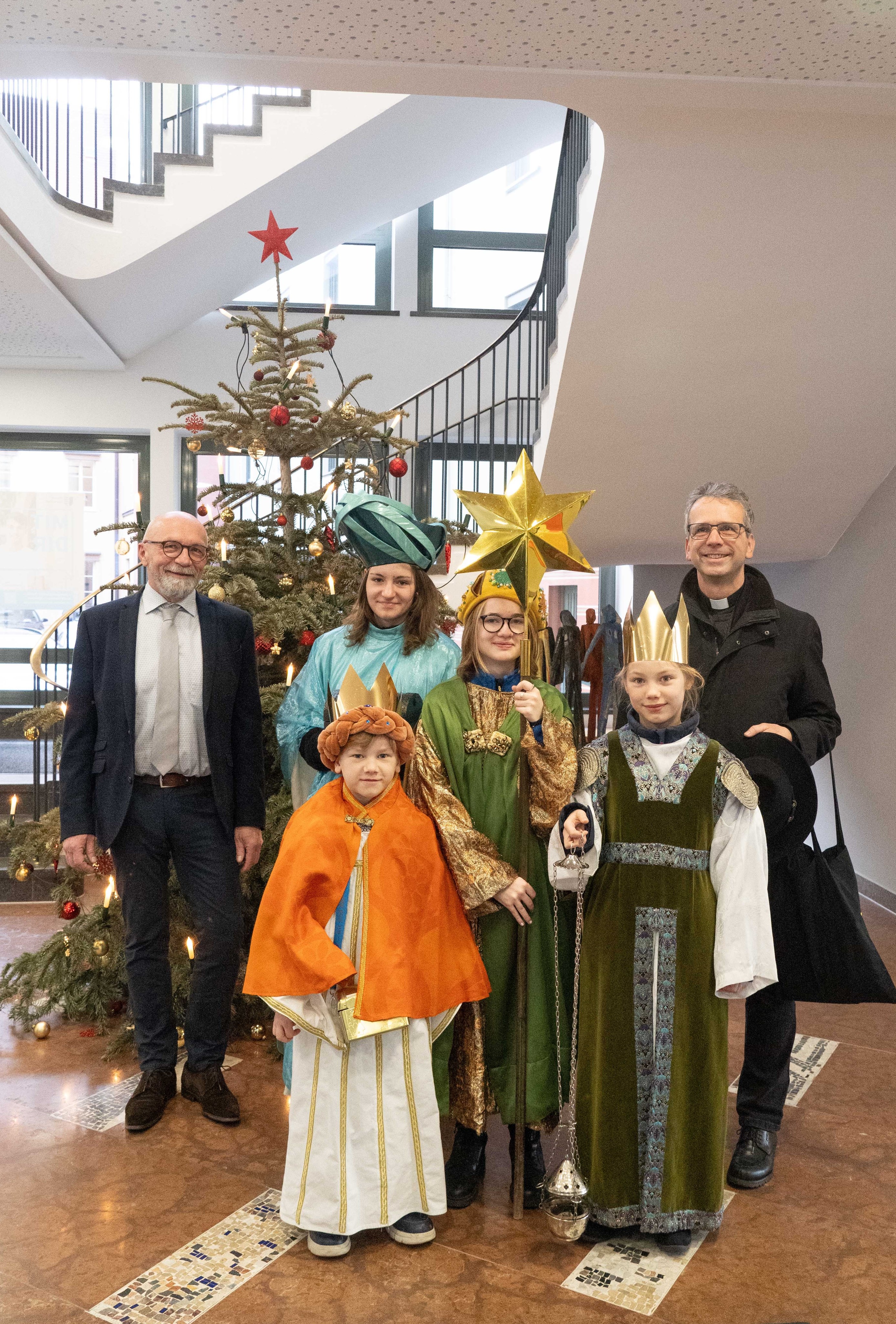 Gruppenaufnahme der Sternsinger der Dompfarrei Augsburg zusammen mit Bezirksdirektor Thomas Smekal