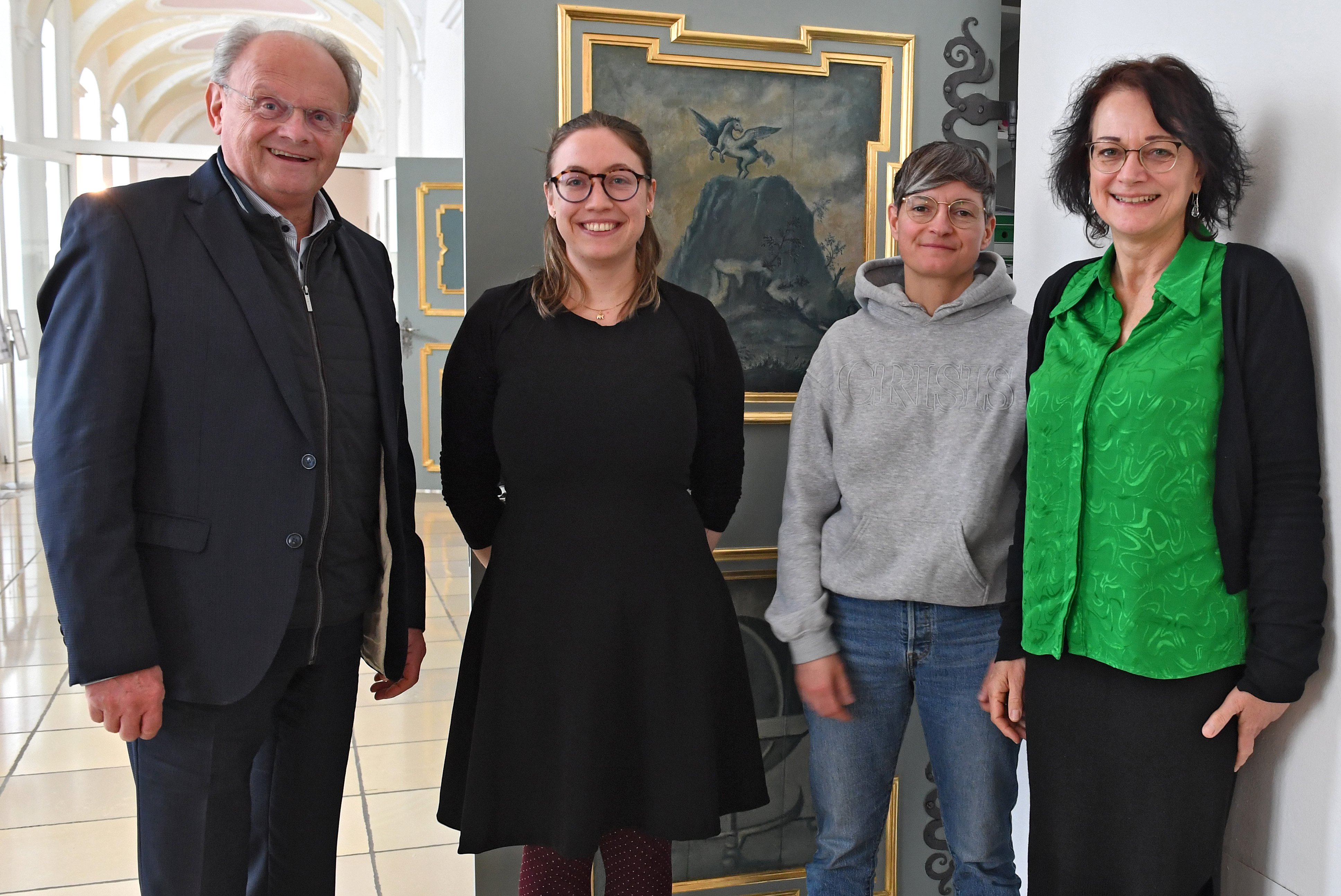 vonvon links: Alfons Weber (stv. Bezirkstagspräsident von Schwaben), Preisträgerinnen Nadia Rungger und Jennifer de Negri, Dr. Sylvia Heudecker (Projektleiterin Irseer Pegasus) Bildrechte: Harald Langer/Kaufbeuren