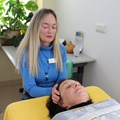 BKH-Mitarbeiterin Silke Bartholomä wendet gerade Reiki an. Bei ihren Patientinnen und Patienten kommt diese uralte, fernöstliche Heil- und Entspannungsmethode für Körper und Seele gut an. - Foto: Georg Schalk, Bezirkskliniken Schwaben