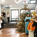 Die Sternsinger der Dompfarrei Augsburg bringen den Mitarbeitenden des Bezirks Schwaben Segenswünsche für das neue Jahr 2024