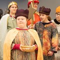 Die Sternsinger der Elisabethschule in Aichach singen für die Mitarbeitenden des Bezirks Schwaben