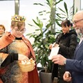 Ein Schüler der Elisabethschule in Aichach verteilt Liedzettel an die Mitarbeitenden des Bezirks Schwaben