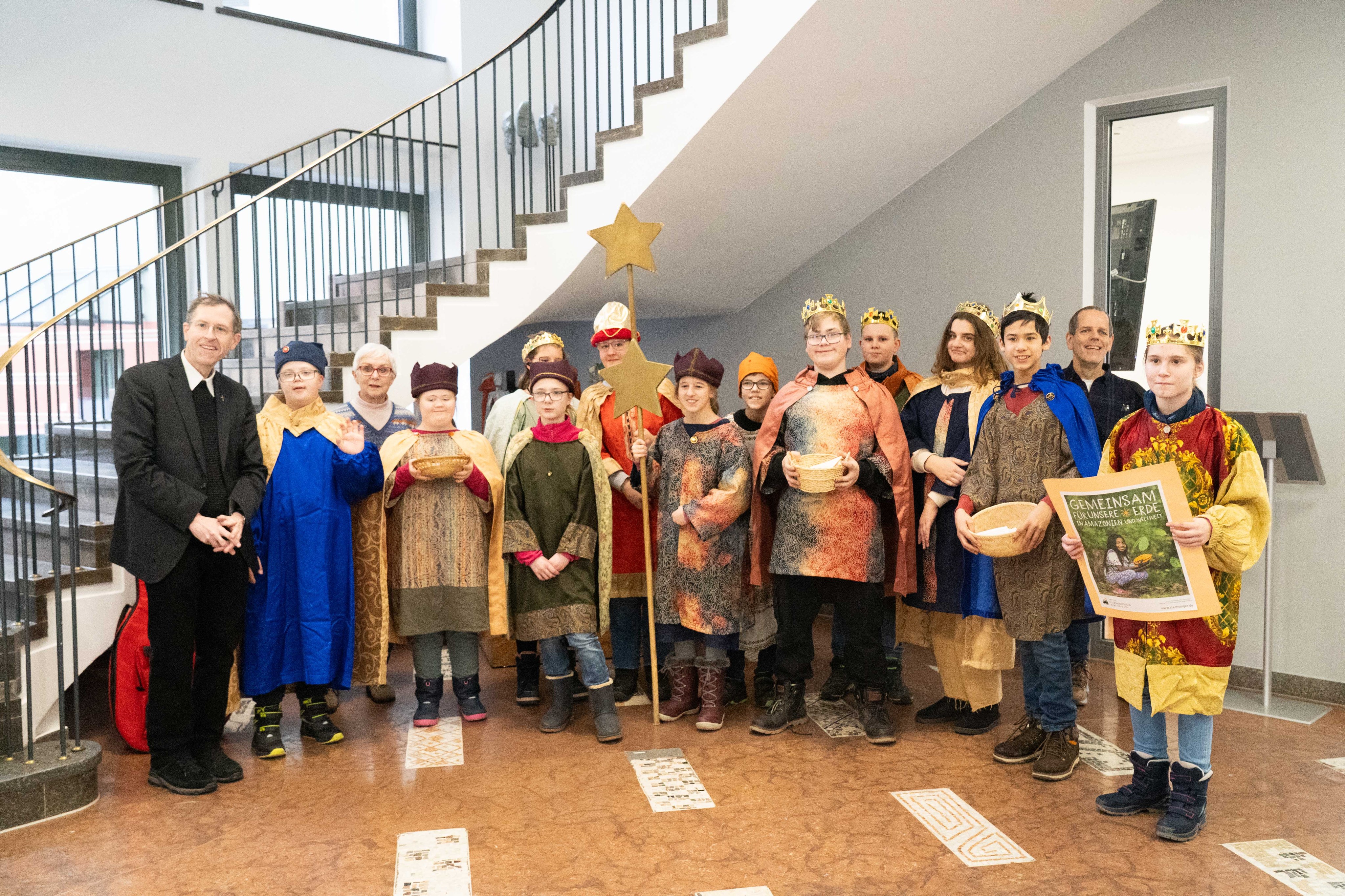 Die Sternsinger der Elisabethschule in Aichach zu Gast in der Bezirkshauptverwaltung