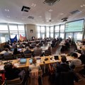 Sitzung des Bezirkstags in einem Saal, Martin Sailer spricht Sitzung des Bezirkstags in einem Saal, Martin Sailer spricht