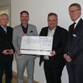 Alt-BTP Jürgen Reichert, Sternstunden-GF Florian Babel, BR Edgar Rölz und der Werkleiter des Schwäbischen Bildungszentrums, Dr. Stefan Raueiser bei der symbolischen Scheckübergabe in Kloster Irsee. - Foto: Harry Bittner, SBZI