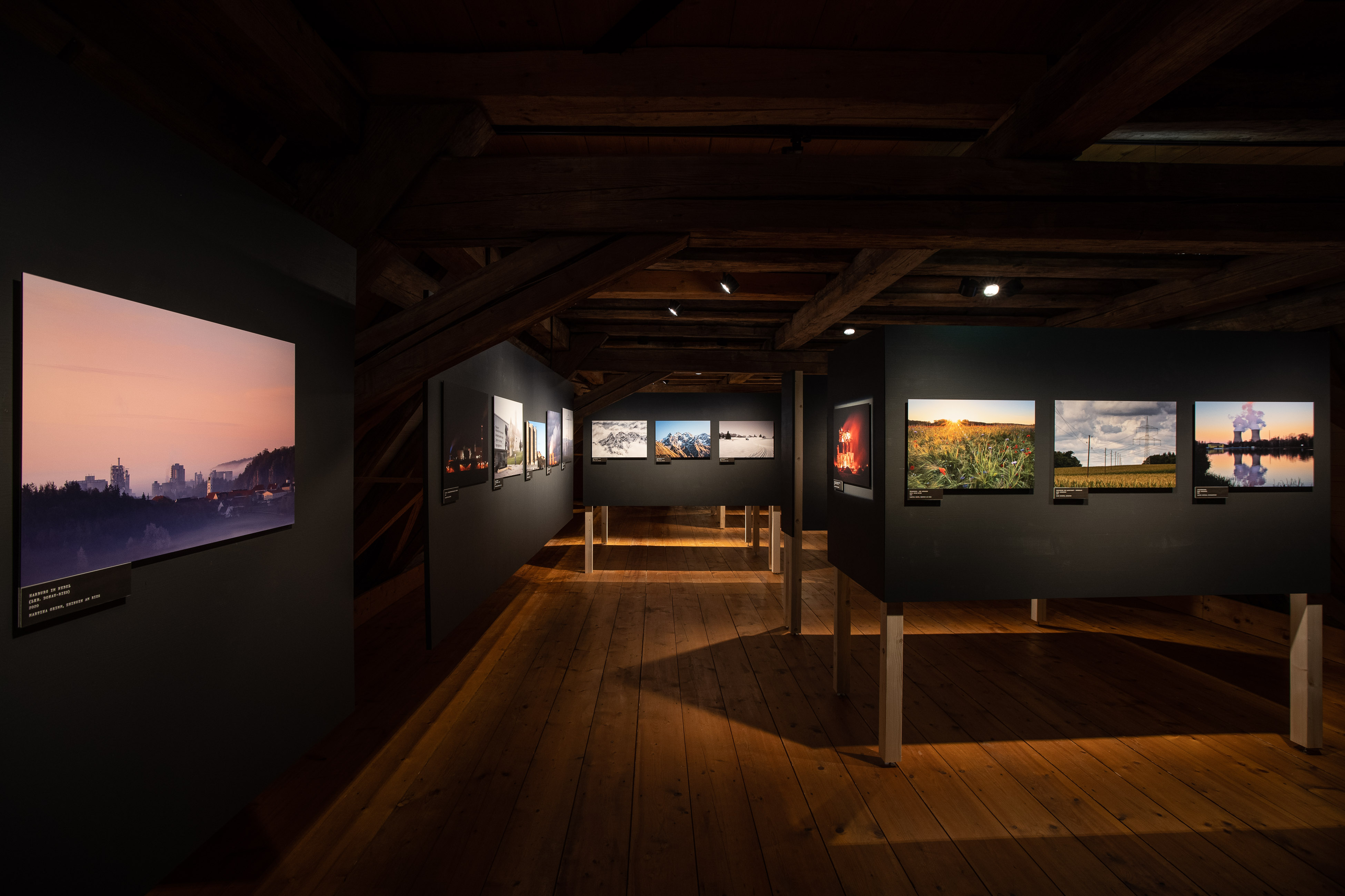 Ausstellung „Schwaben! Unterwegs im Bezirk“, Plakatmotiv: Neonpastell GmbH, Augsburg