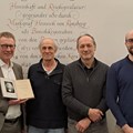 Christian, Stefan und Martin Hagen mit Werkleiter Dr. Stefan Raueiser bei der Übergabe der Schriften von Friedrich Wilhelm Hagen in Kloster Irsee (v.r.n.l.). - Foto: Annette Waibel, Schwäbisches Bildungszentrum Irsee