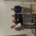 Christian, Stefan und Martin Hagen mit Werkleiter Dr. Stefan Raueiser bei der Übergabe der Schriften von Friedrich Wilhelm Hagen in Kloster Irsee (v.r.n.l.). (2) - Foto: Annette Waibel, Schwäbisches Bildungszentrum Irsee