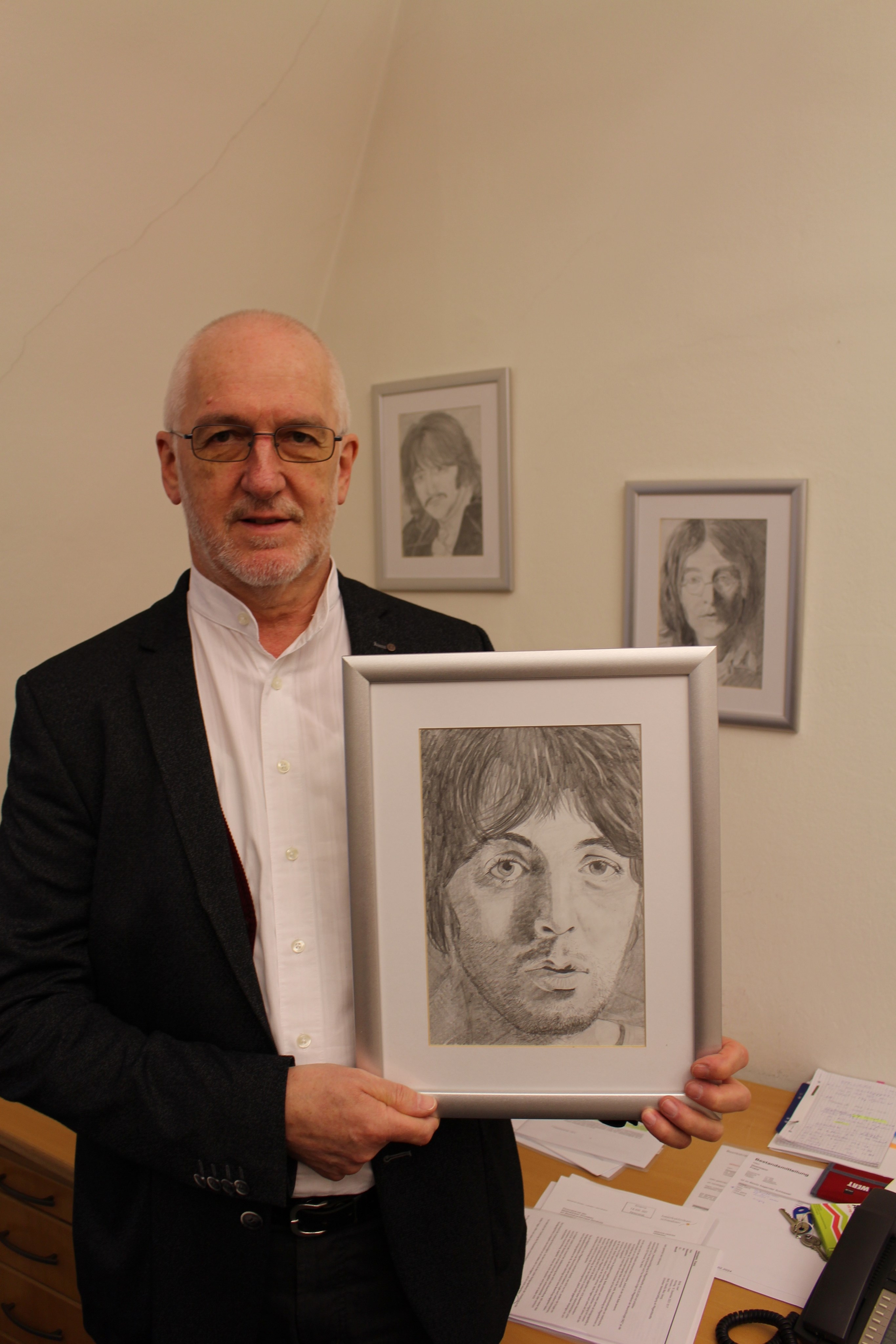 Franz Hörmann mit einem selbstgezeichneten Bild von Paul McCartney, das in seinem Büro hing - Foto: Georg Schalk, Bezirkskliniken Schwaben